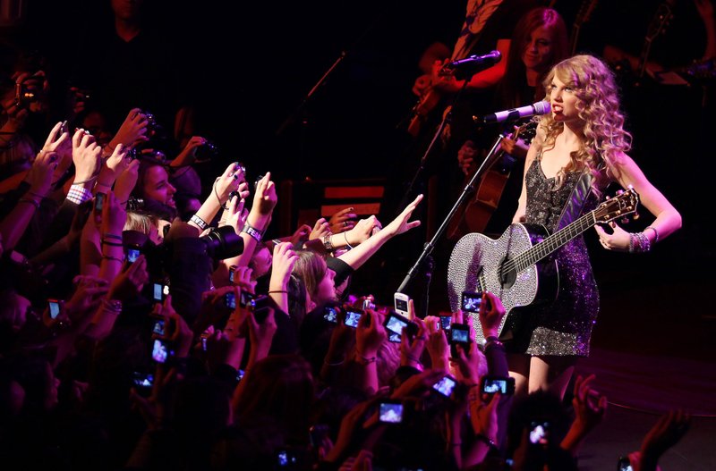 Taylor Swift — October 18 - Salle Wagram Ballroom — photo 24