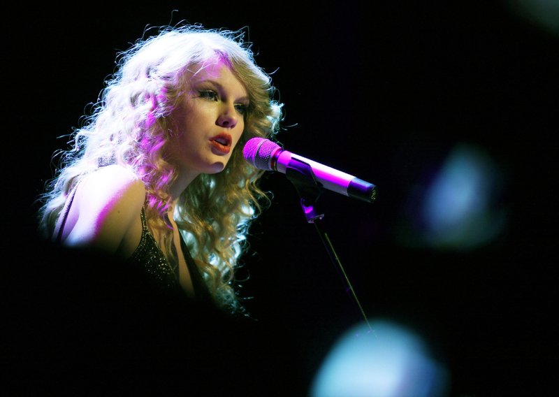 Taylor Swift — October 18 - Salle Wagram Ballroom — photo 26