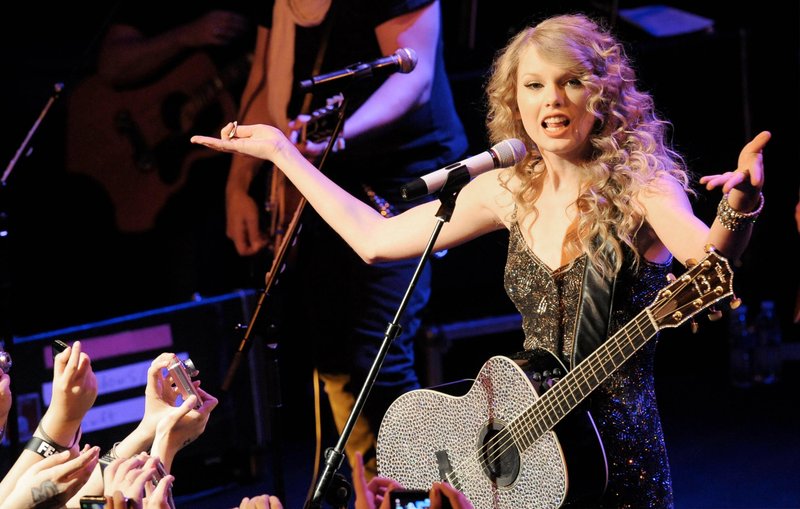 Taylor Swift — October 18 - Salle Wagram Ballroom — photo 33