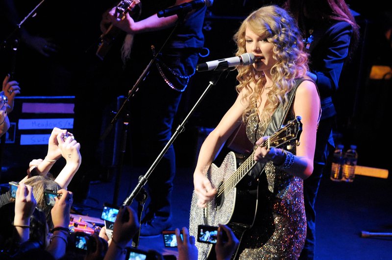 Taylor Swift — October 18 - Salle Wagram Ballroom — photo 34
