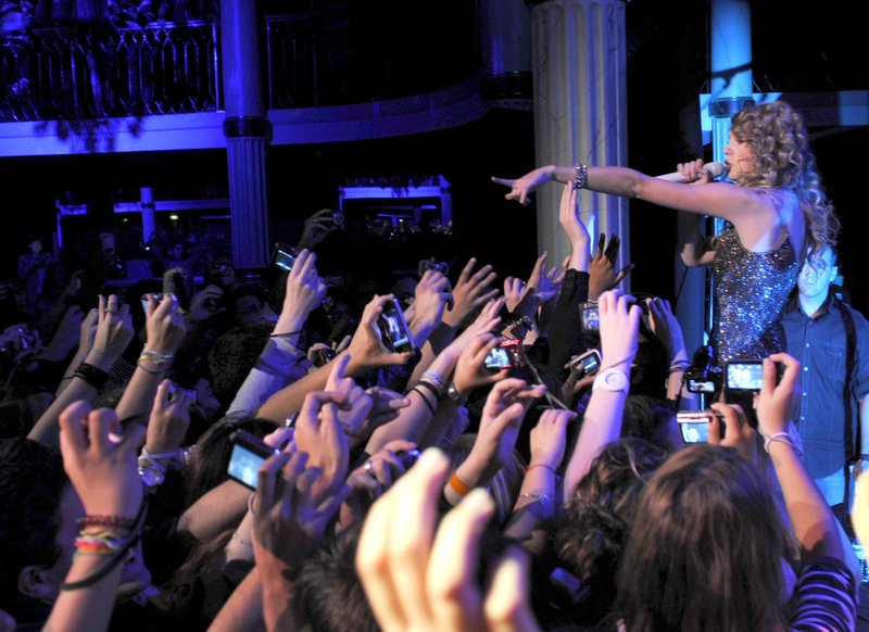 Taylor Swift — October 18 - Salle Wagram Ballroom — photo 55