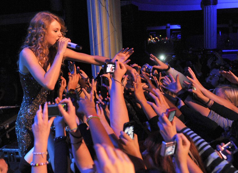 Taylor Swift — October 18 - Salle Wagram Ballroom — photo 56