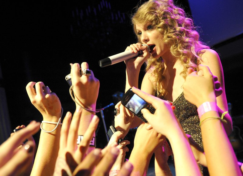 Taylor Swift — October 18 - Salle Wagram Ballroom — photo 57