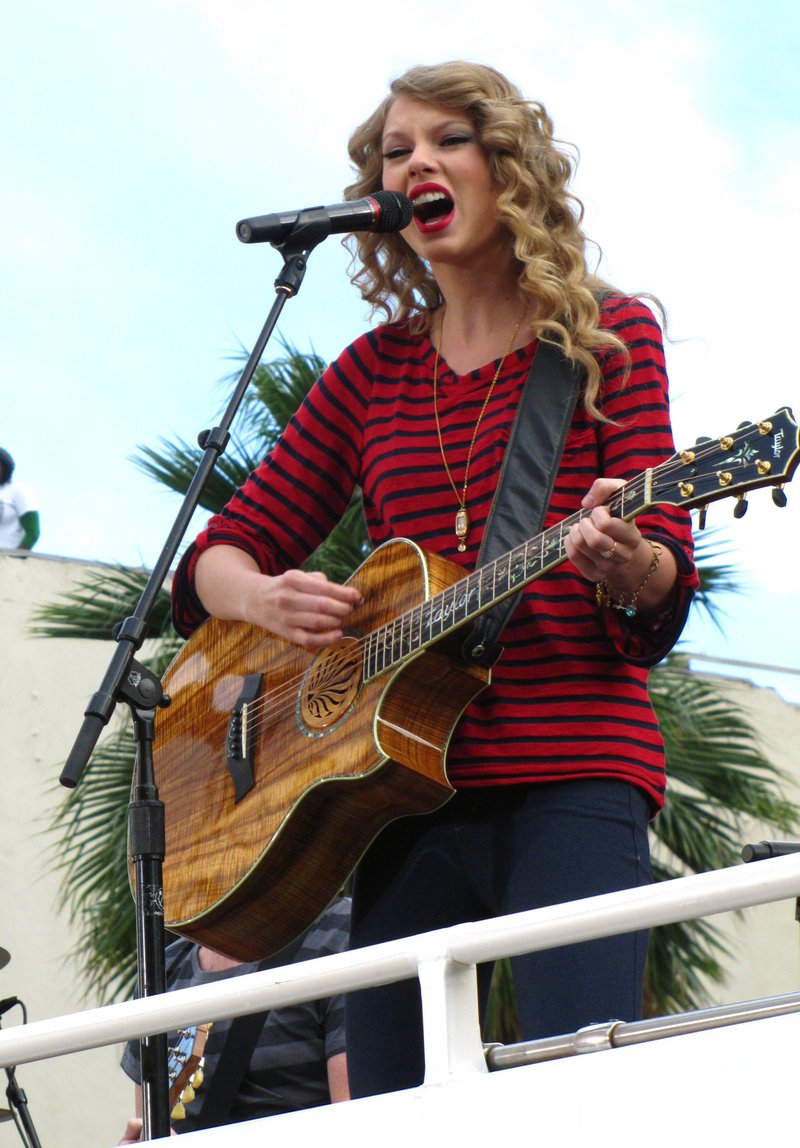 Taylor Swift — October 27 - Hollywood Boulevard — photo 2