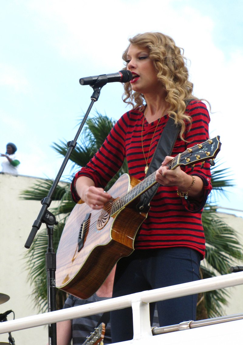 Taylor Swift — October 27 - Hollywood Boulevard — photo 3