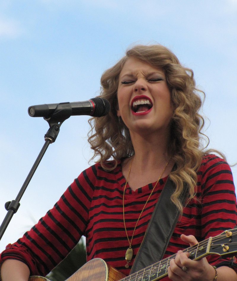 Taylor Swift — October 27 - Hollywood Boulevard — photo 5