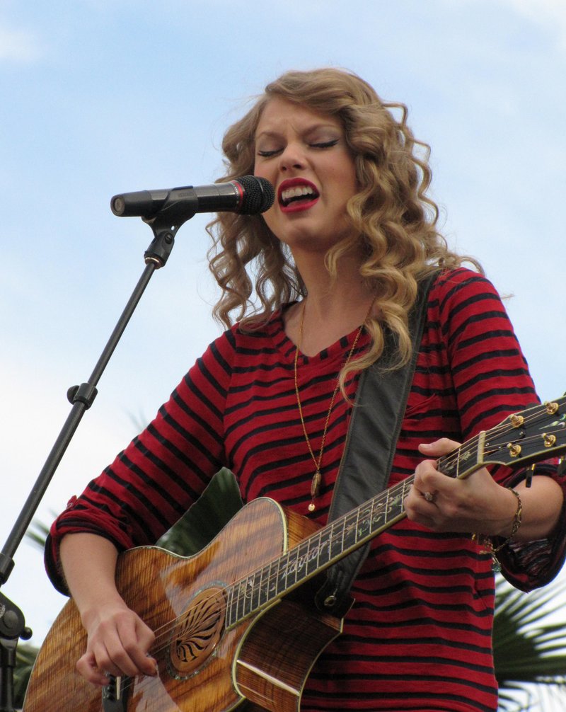 Taylor Swift — October 27 - Hollywood Boulevard — photo 6