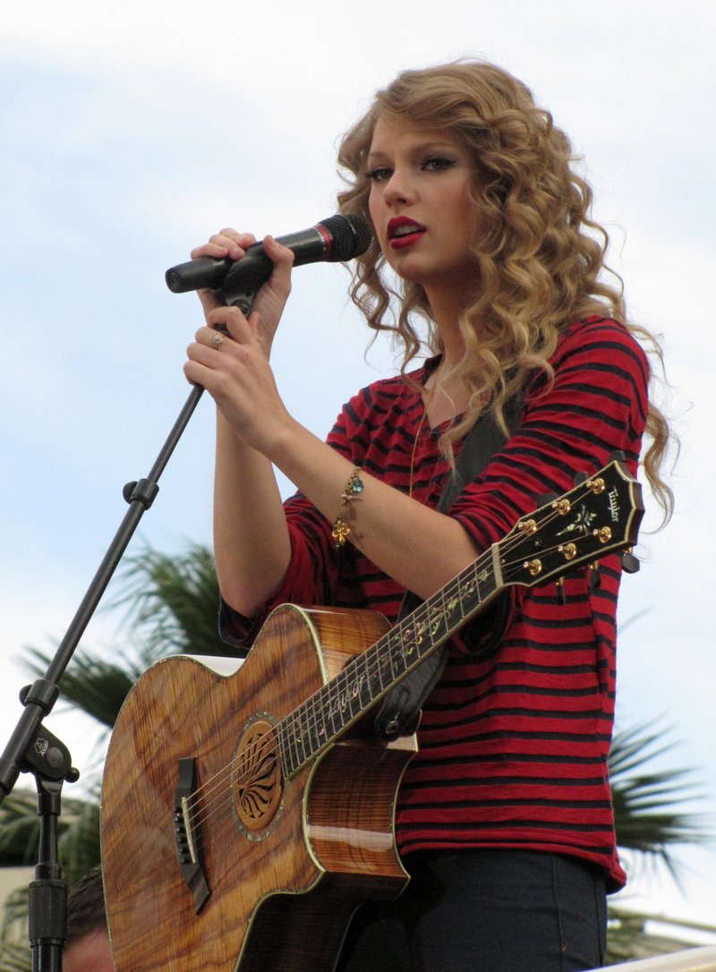 Taylor Swift — October 27 - Hollywood Boulevard — photo 7