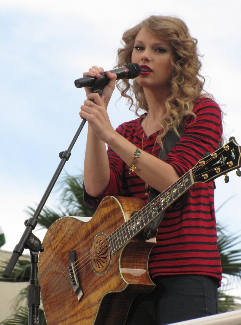 Taylor Swift — October 27 - Hollywood Boulevard — photo 8