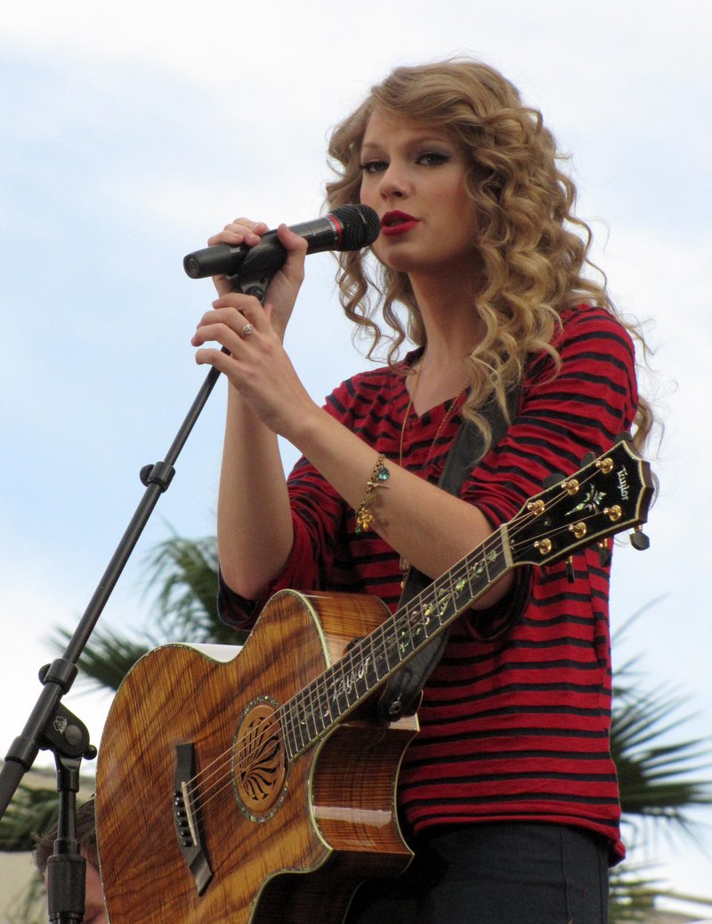Taylor Swift — October 27 - Hollywood Boulevard — photo 9