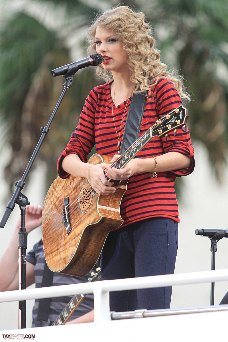 Taylor Swift — October 27 - Hollywood Boulevard — photo 11