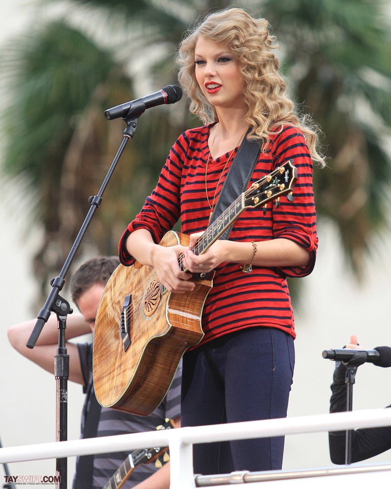 Taylor Swift — October 27 - Hollywood Boulevard — photo 13