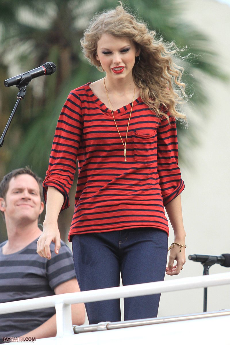 Taylor Swift — October 27 - Hollywood Boulevard — photo 15