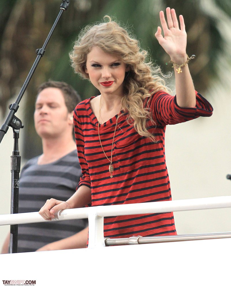 Taylor Swift — October 27 - Hollywood Boulevard — photo 16