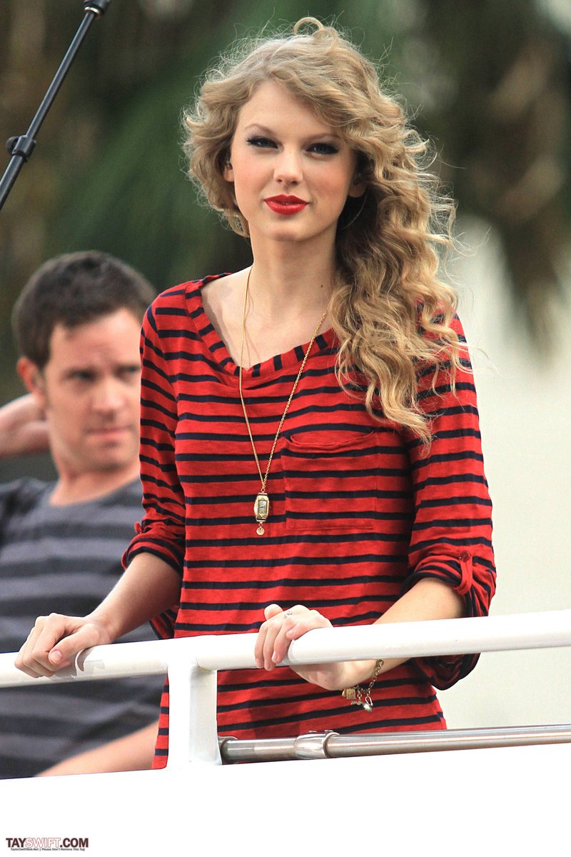 Taylor Swift — October 27 - Hollywood Boulevard — photo 18