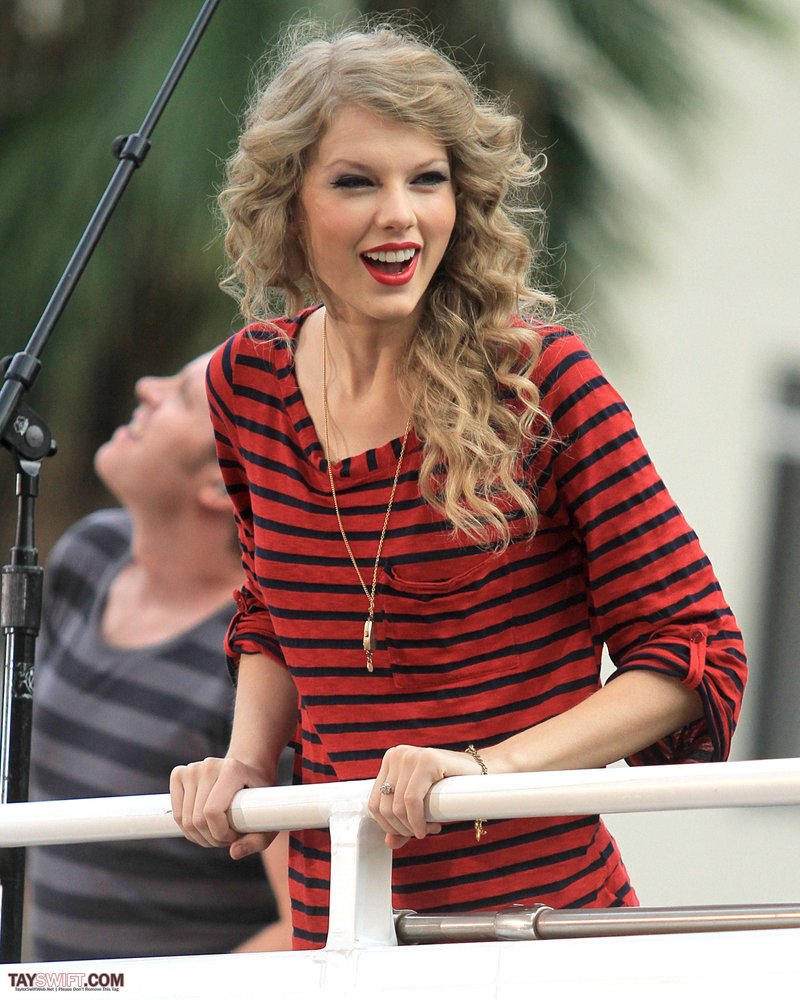 Taylor Swift — October 27 - Hollywood Boulevard — photo 19