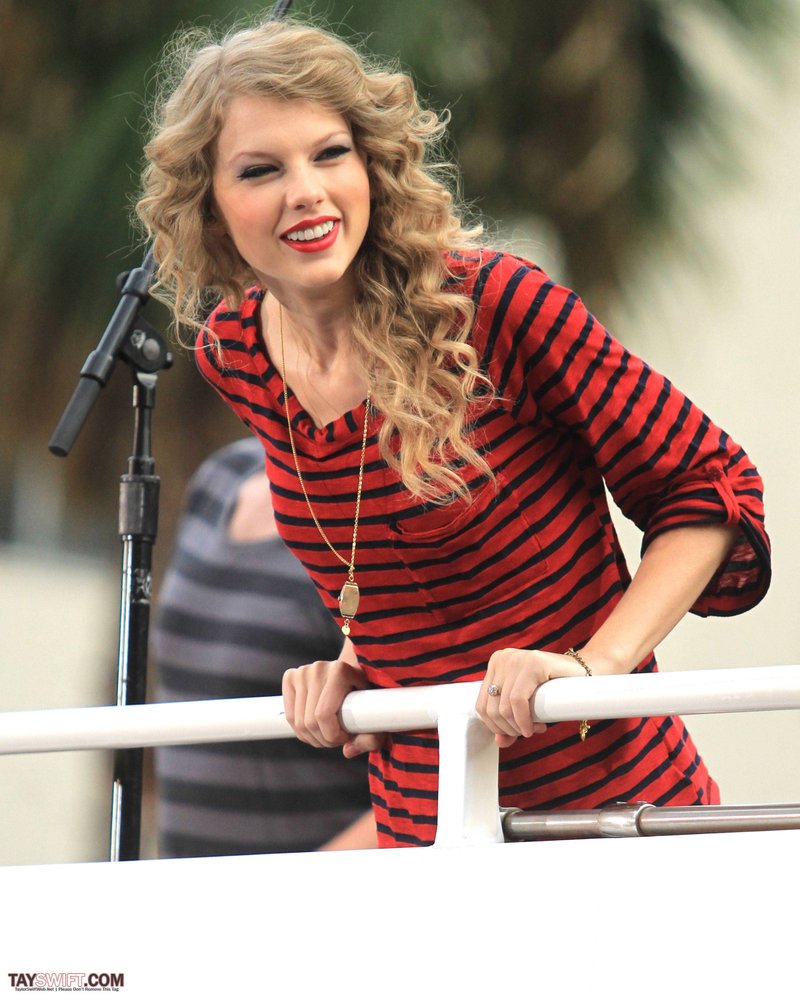 Taylor Swift — October 27 - Hollywood Boulevard — photo 20