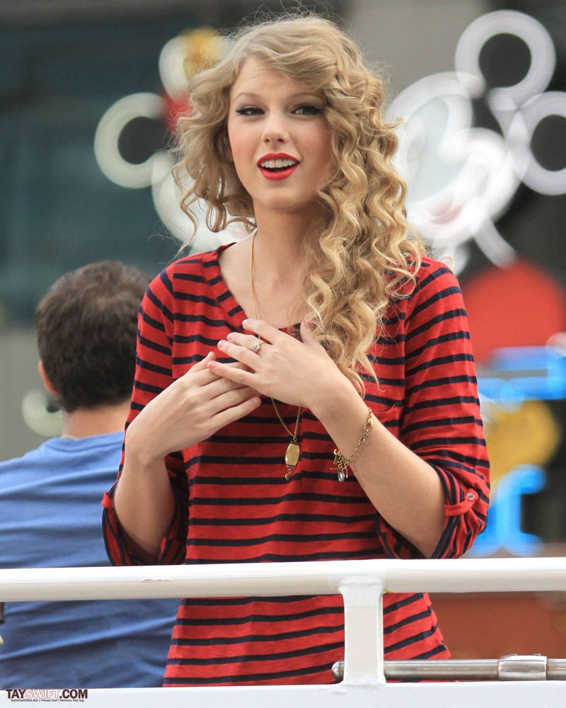 Taylor Swift — October 27 - Hollywood Boulevard — photo 21