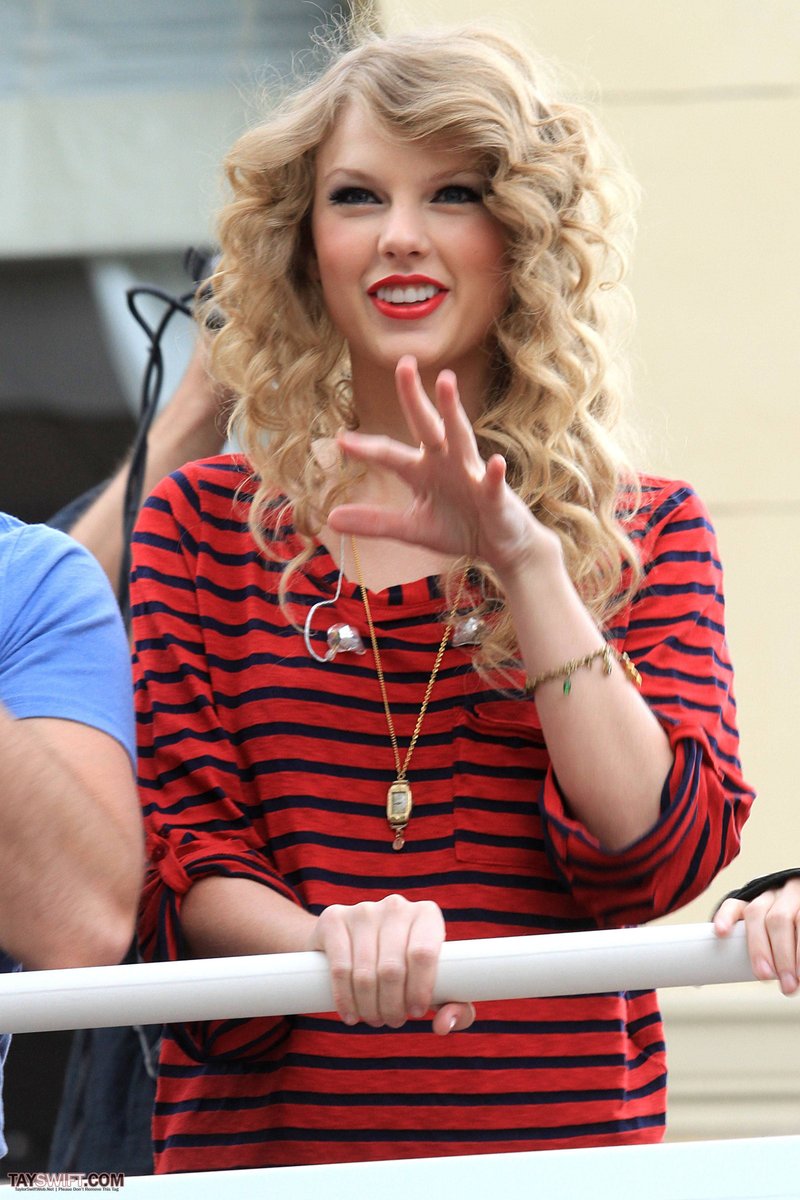 Taylor Swift — October 27 - Hollywood Boulevard — photo 22