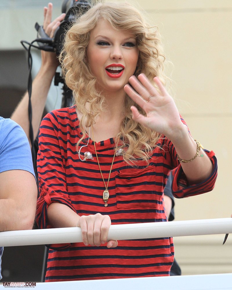 Taylor Swift — October 27 - Hollywood Boulevard — photo 23