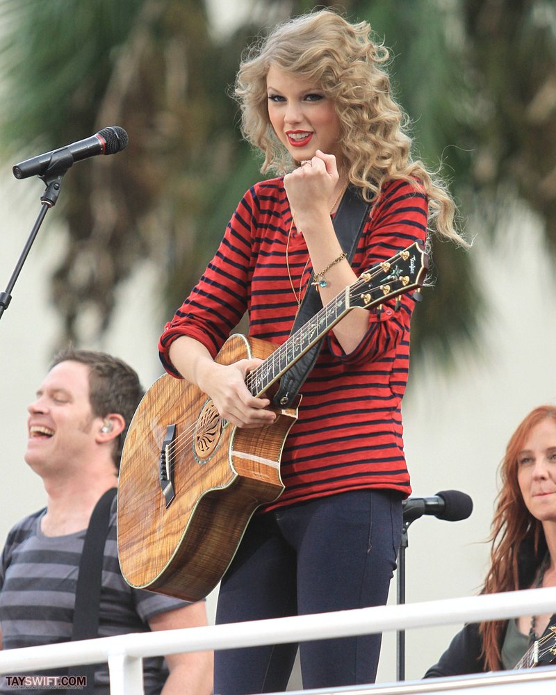 Taylor Swift — October 27 - Hollywood Boulevard — photo 31