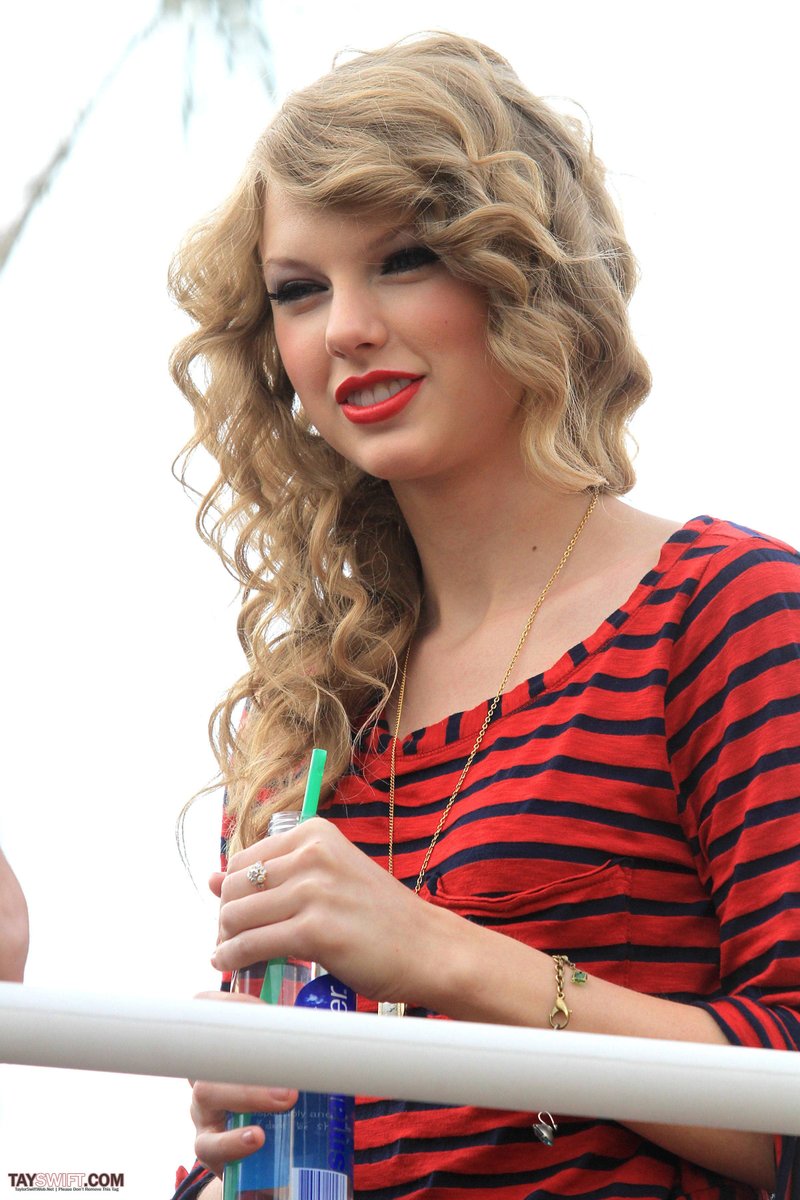 Taylor Swift — October 27 - Hollywood Boulevard — photo 33