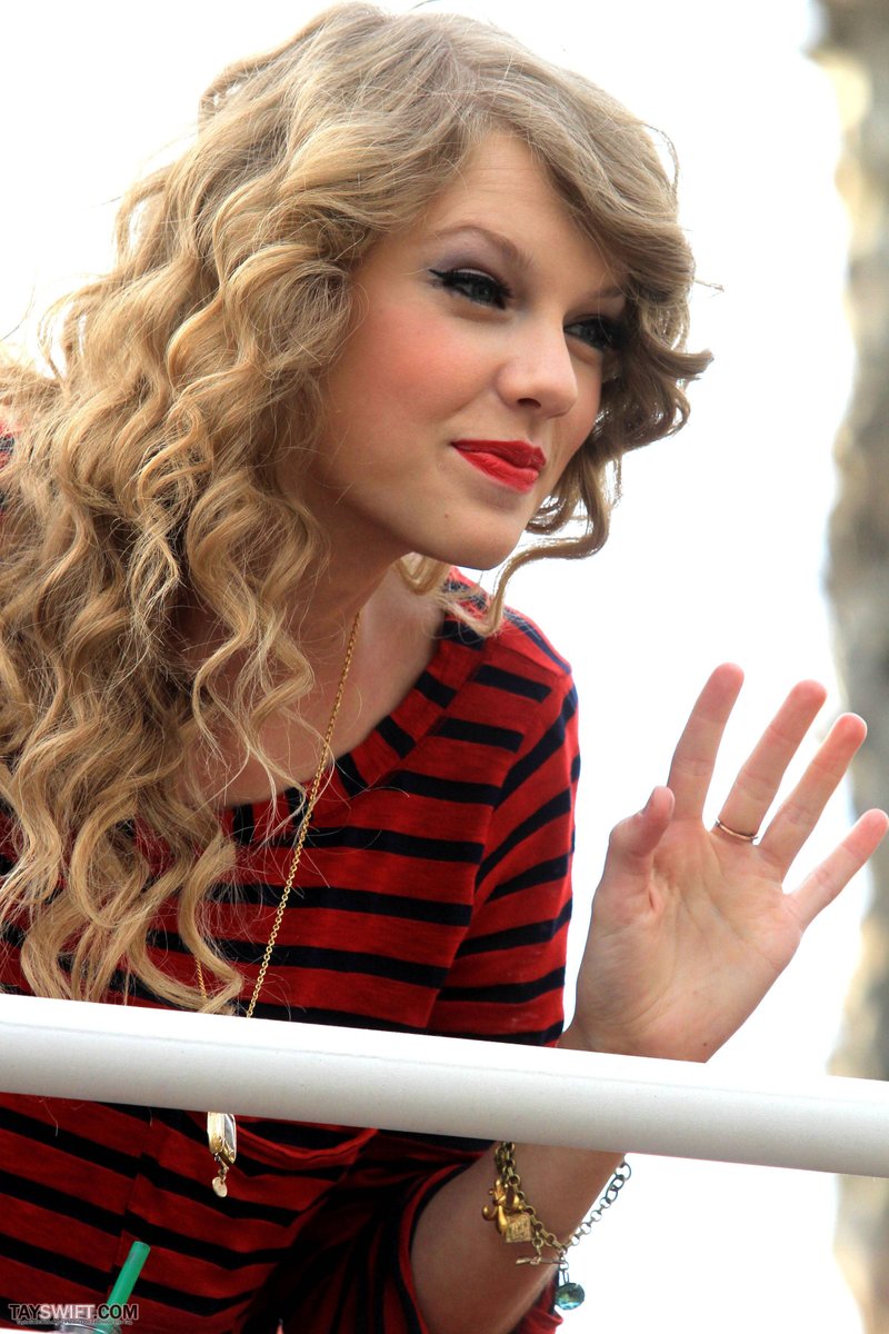 Taylor Swift — October 27 - Hollywood Boulevard — photo 34