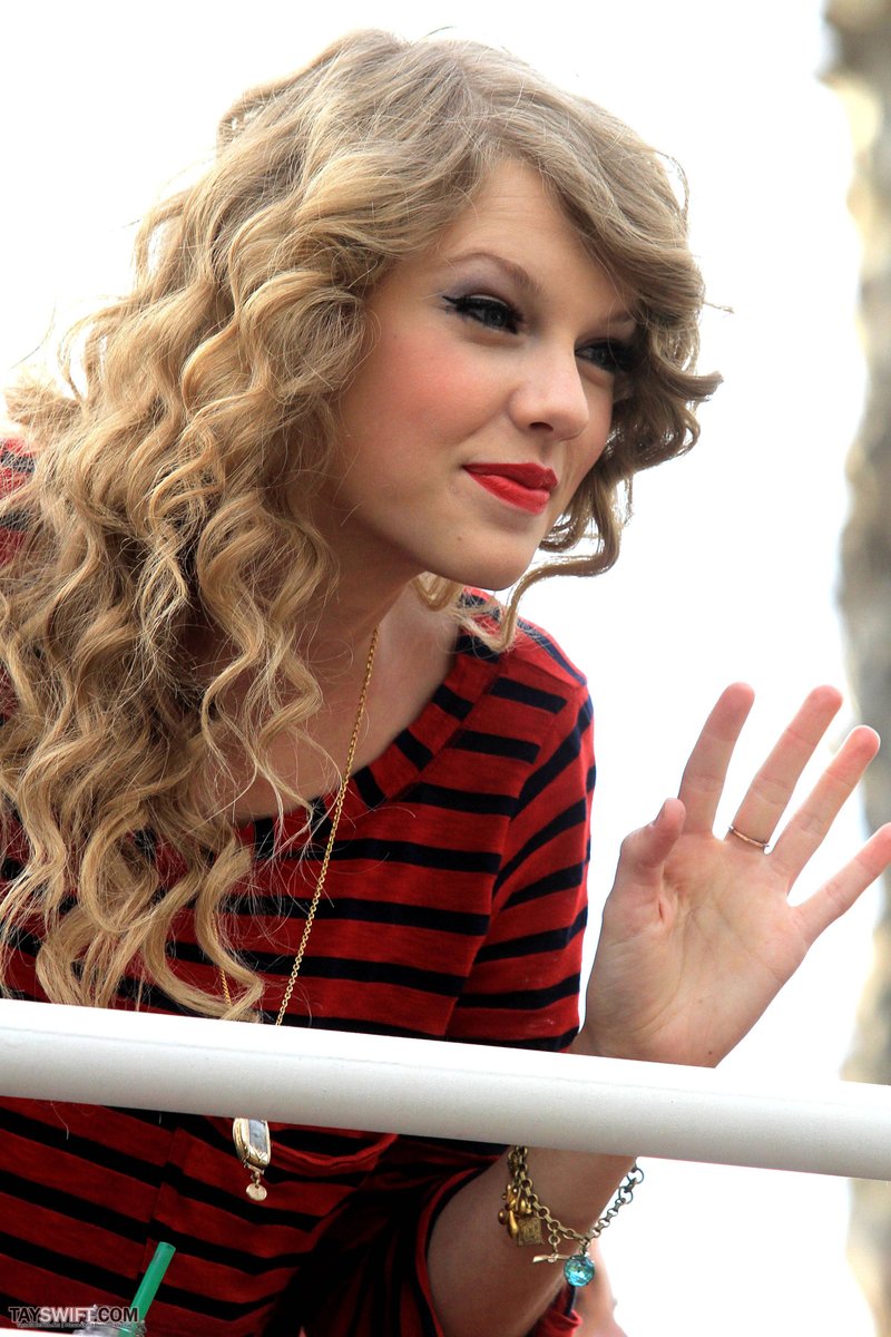 Taylor Swift — October 27 - Hollywood Boulevard — photo 35