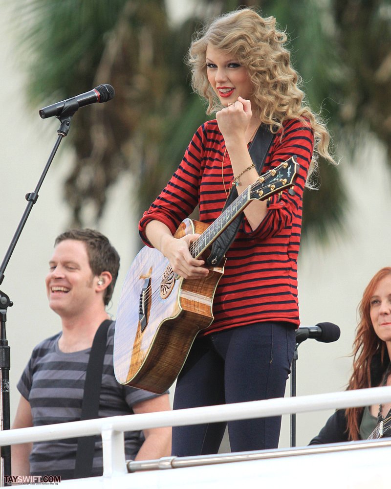 Taylor Swift — October 27 - Hollywood Boulevard — photo 36