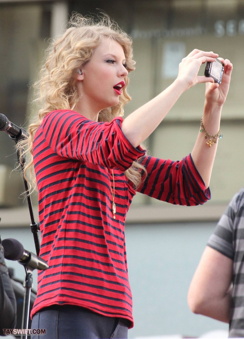 Taylor Swift — October 27 - Hollywood Boulevard — photo 37