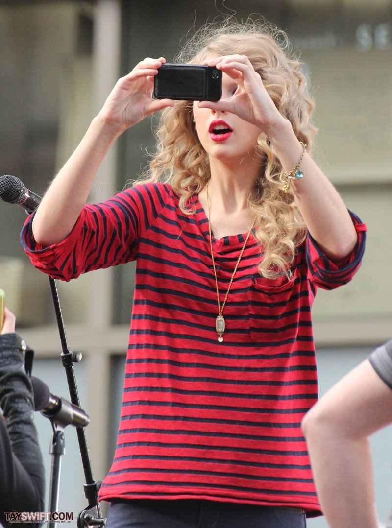 Taylor Swift — October 27 - Hollywood Boulevard — photo 38