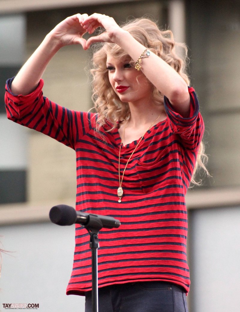 Taylor Swift — October 27 - Hollywood Boulevard — photo 39