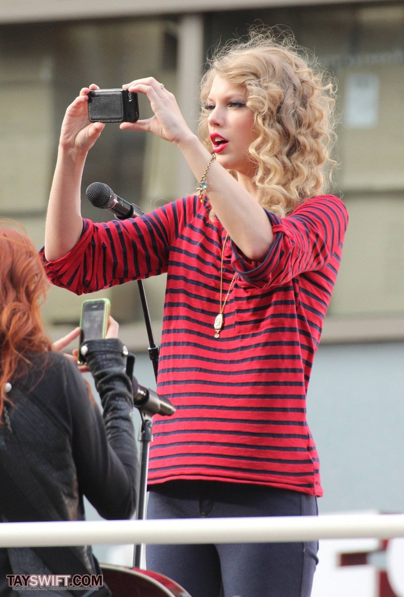 Taylor Swift — October 27 - Hollywood Boulevard — photo 40