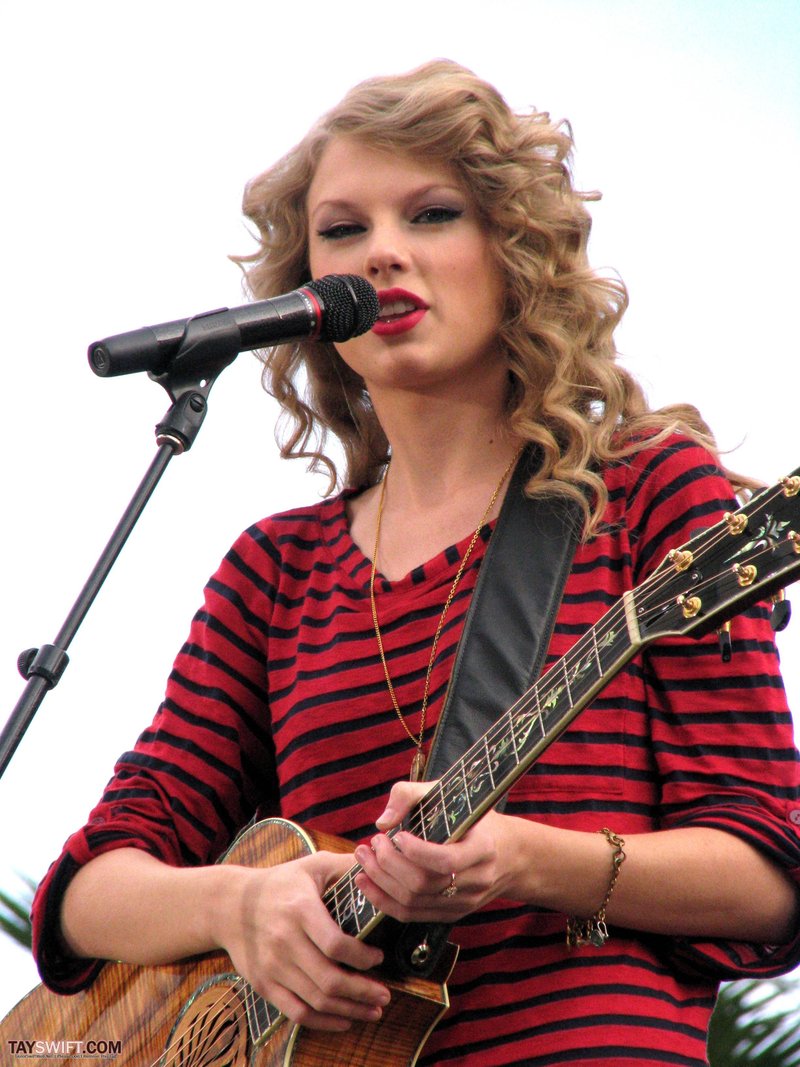 Taylor Swift — October 27 - Hollywood Boulevard — photo 41