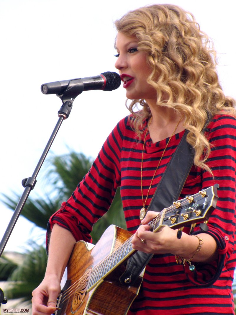 Taylor Swift — October 27 - Hollywood Boulevard — photo 42