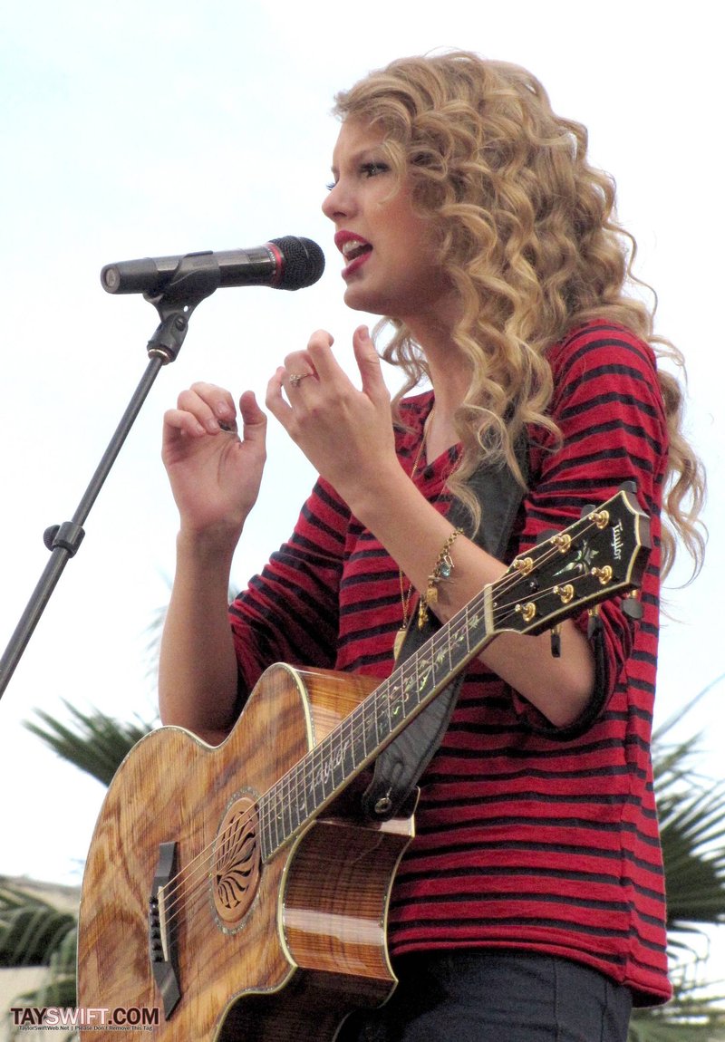Taylor Swift — October 27 - Hollywood Boulevard — photo 44