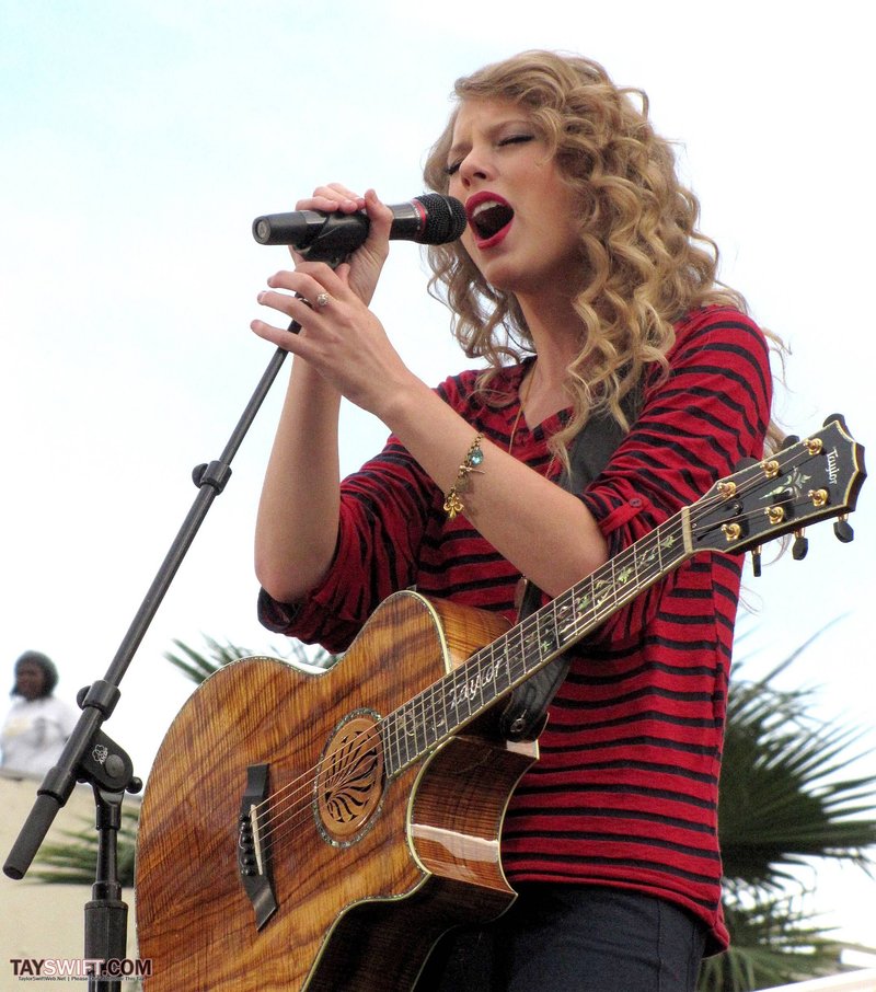 Taylor Swift — October 27 - Hollywood Boulevard — photo 45