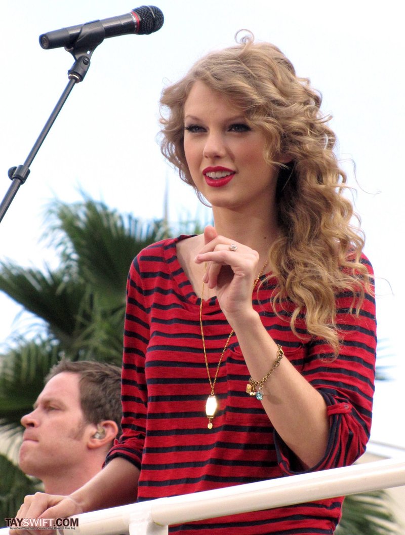 Taylor Swift — October 27 - Hollywood Boulevard — photo 46