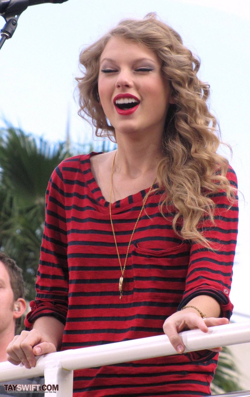Taylor Swift — October 27 - Hollywood Boulevard — photo 47