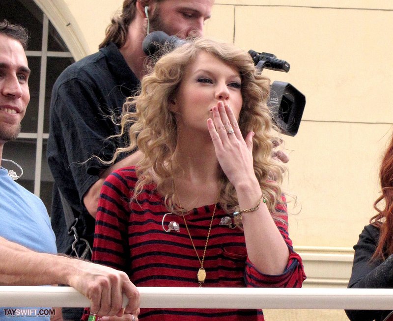 Taylor Swift — October 27 - Hollywood Boulevard — photo 48
