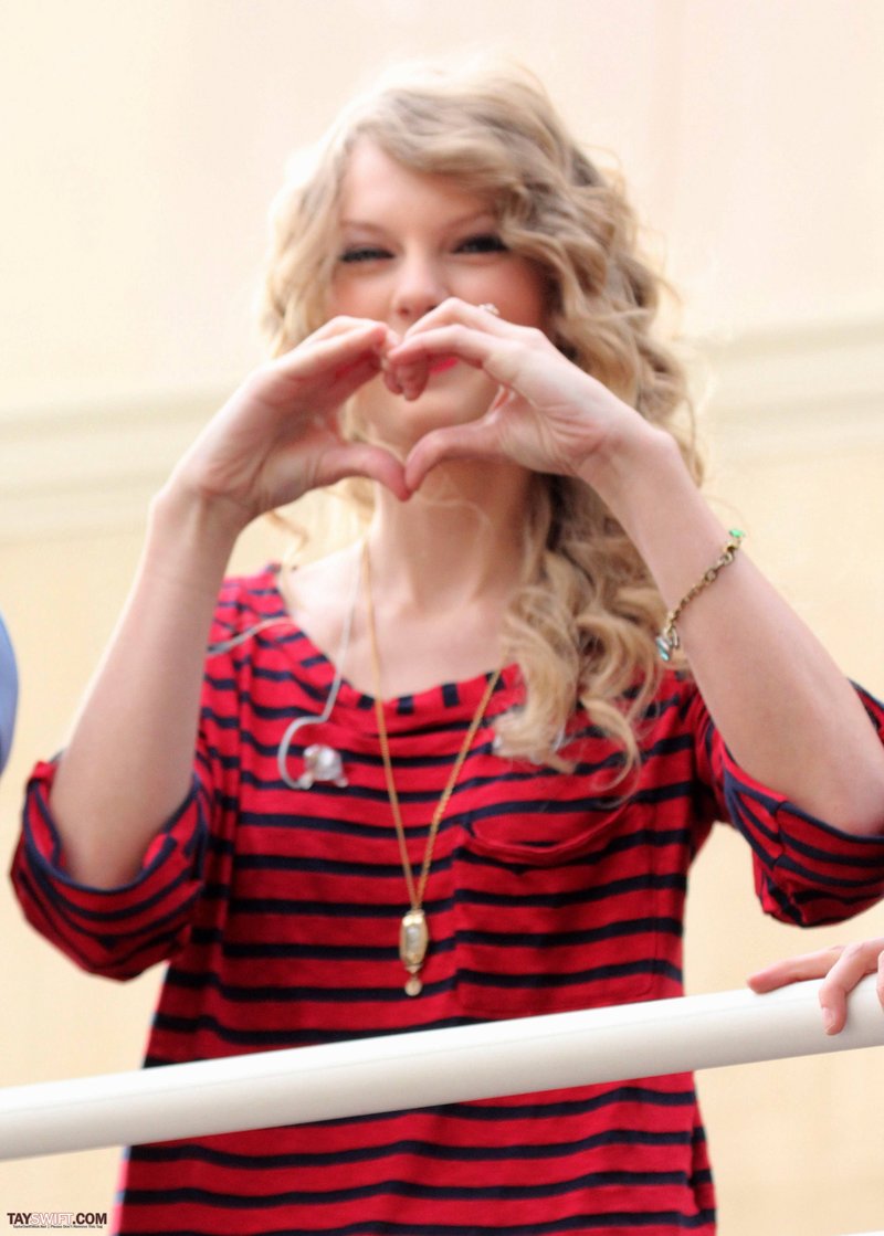 Taylor Swift — October 27 - Hollywood Boulevard — photo 57