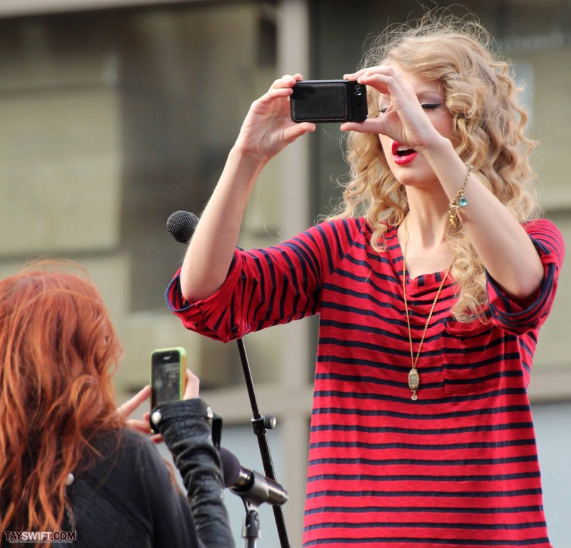 Taylor Swift — October 27 - Hollywood Boulevard — photo 58