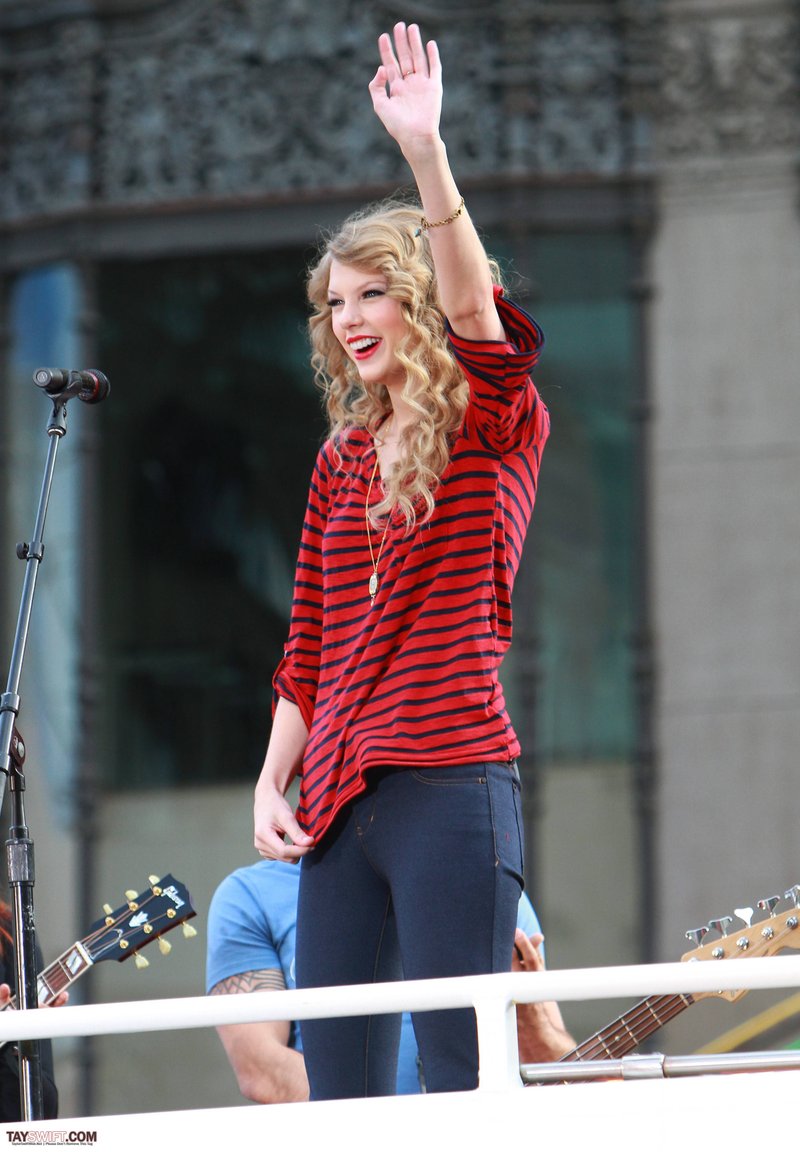 Taylor Swift — October 27 - Hollywood Boulevard — photo 67