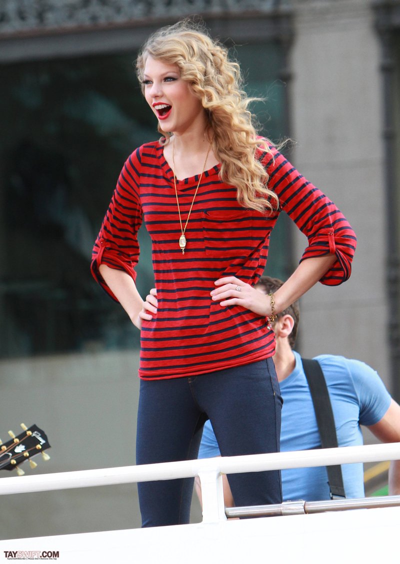 Taylor Swift — October 27 - Hollywood Boulevard — photo 69