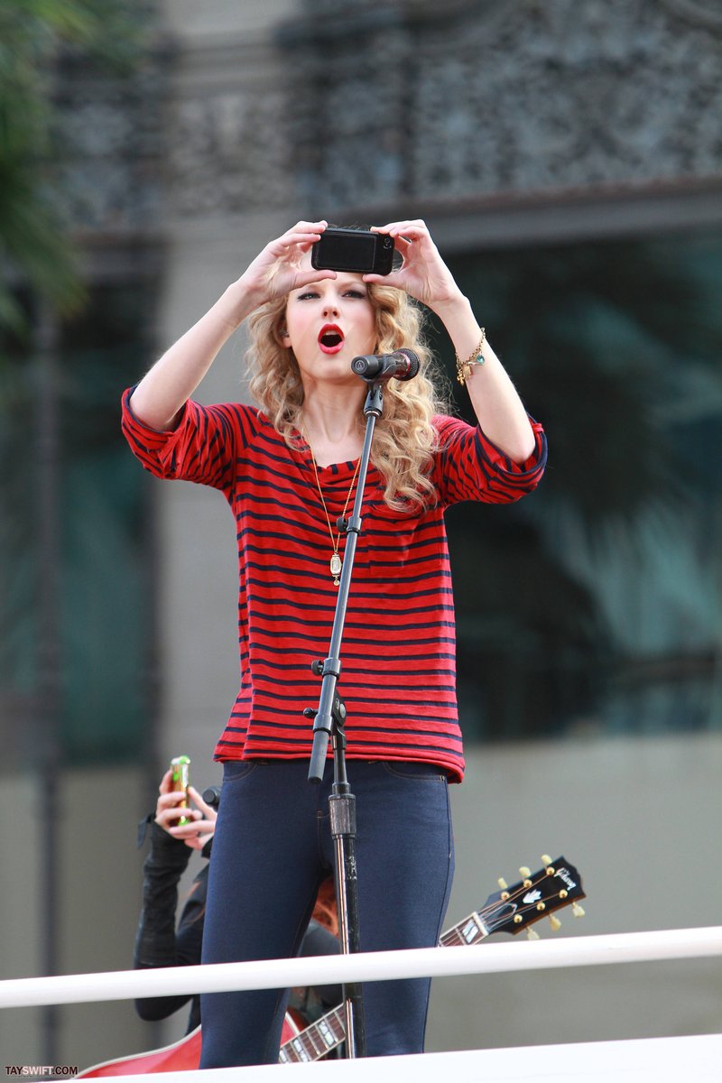Taylor Swift — October 27 - Hollywood Boulevard — photo 70