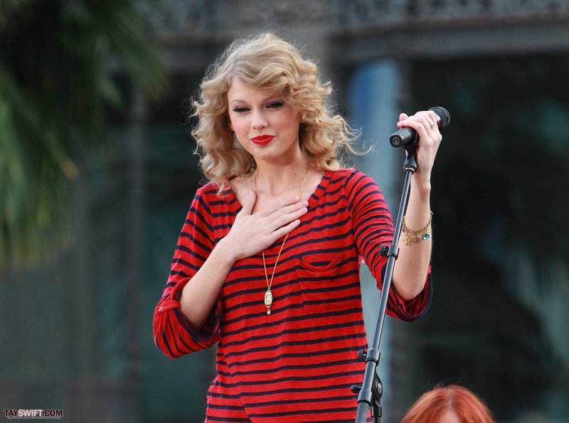 Taylor Swift — October 27 - Hollywood Boulevard — photo 84