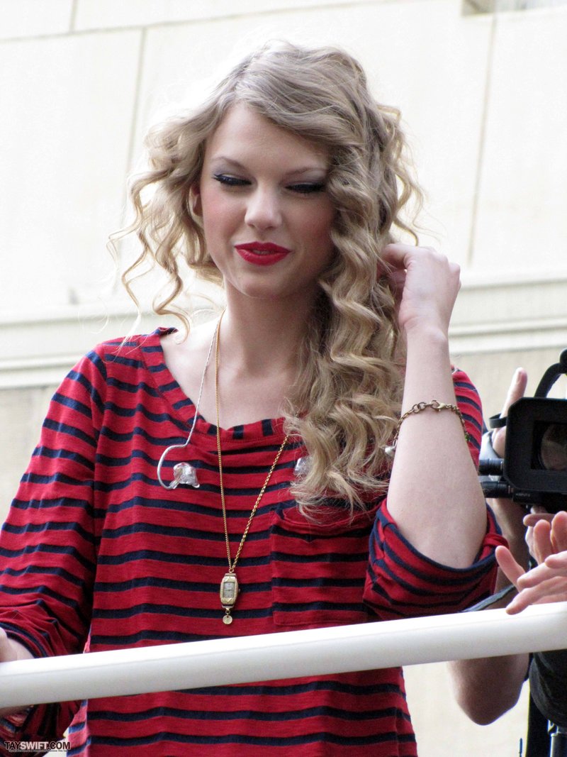 Taylor Swift — October 27 - Hollywood Boulevard — photo 86
