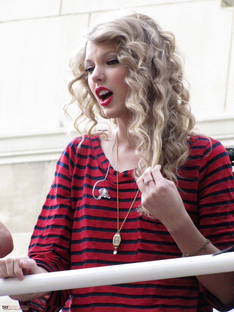 Taylor Swift — October 27 - Hollywood Boulevard — photo 87