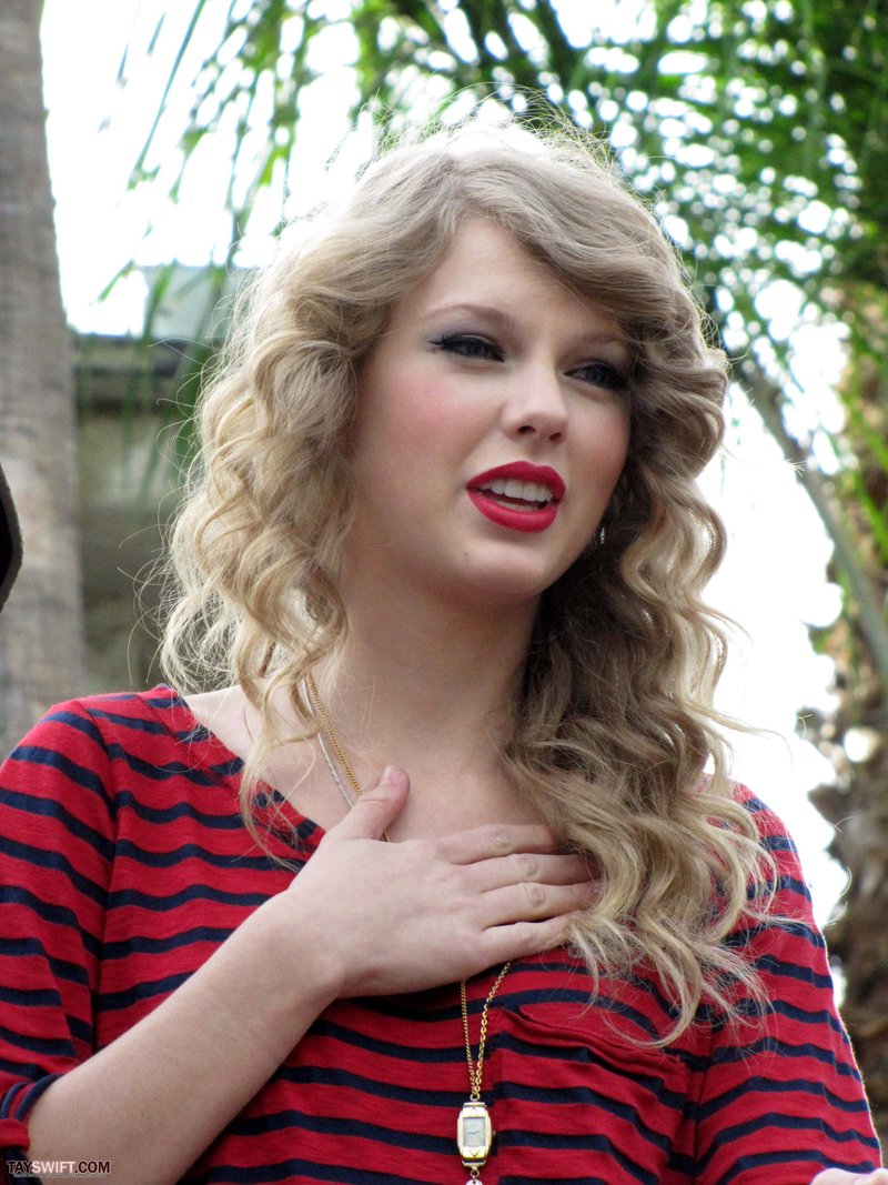 Taylor Swift — October 27 - Hollywood Boulevard — photo 91