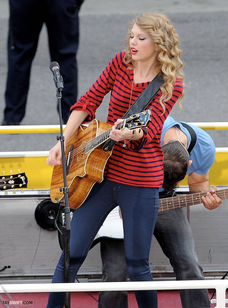 Taylor Swift — October 27 - Hollywood Boulevard — photo 94